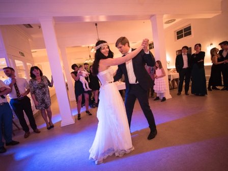 Brautpaar tanzt bei einer Hochzeit